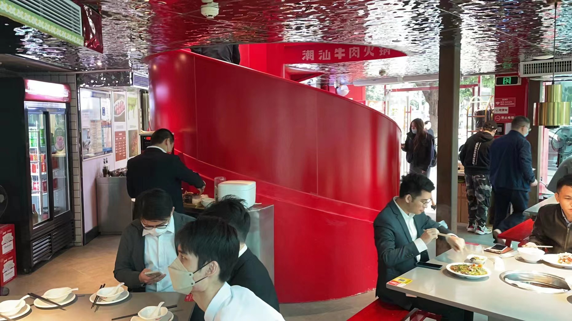 广州优化防控措施之后，城市烟火气逐渐恢复。