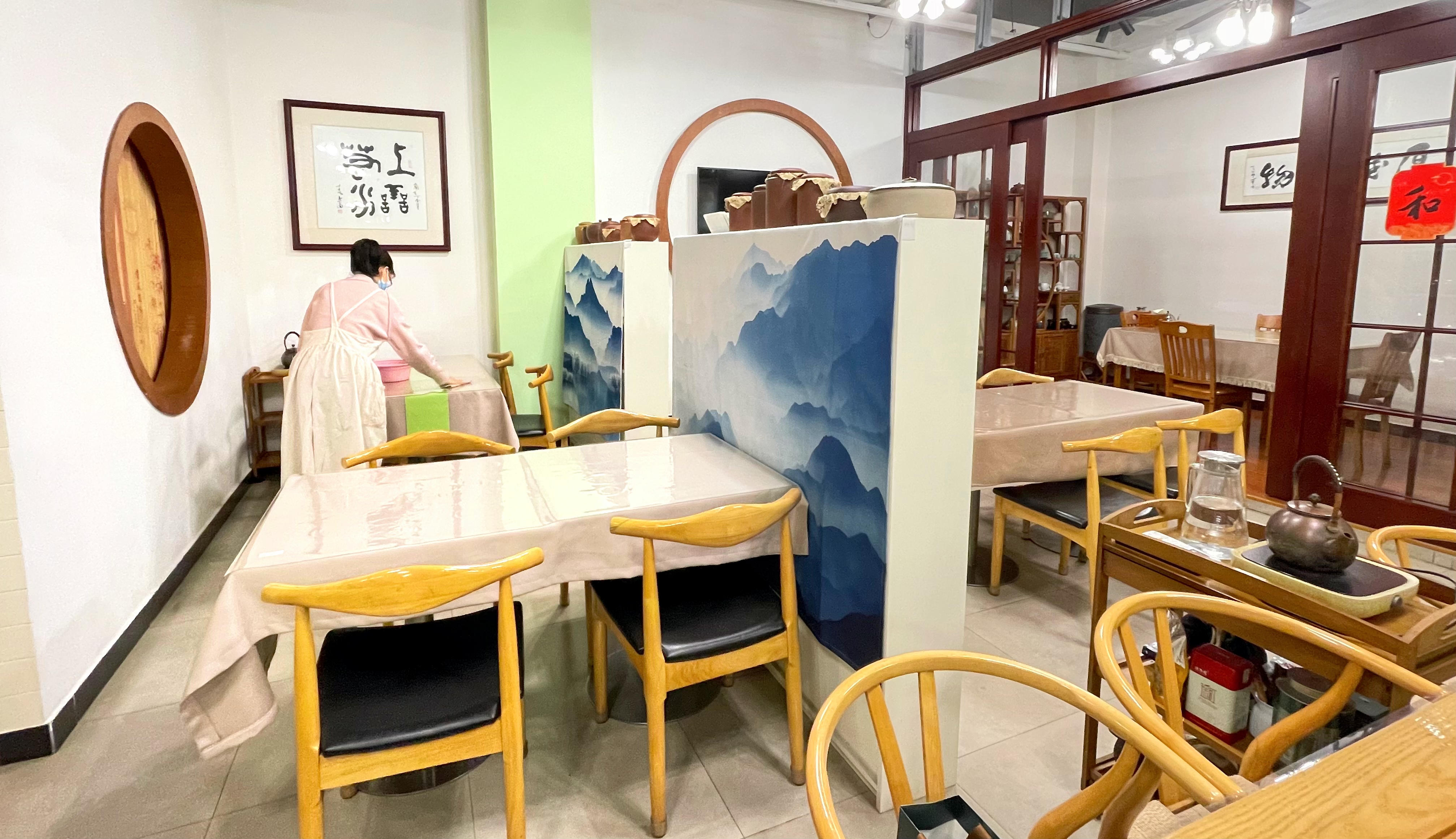 广州中心城区恢复堂食，餐厅做好卫生防疫。