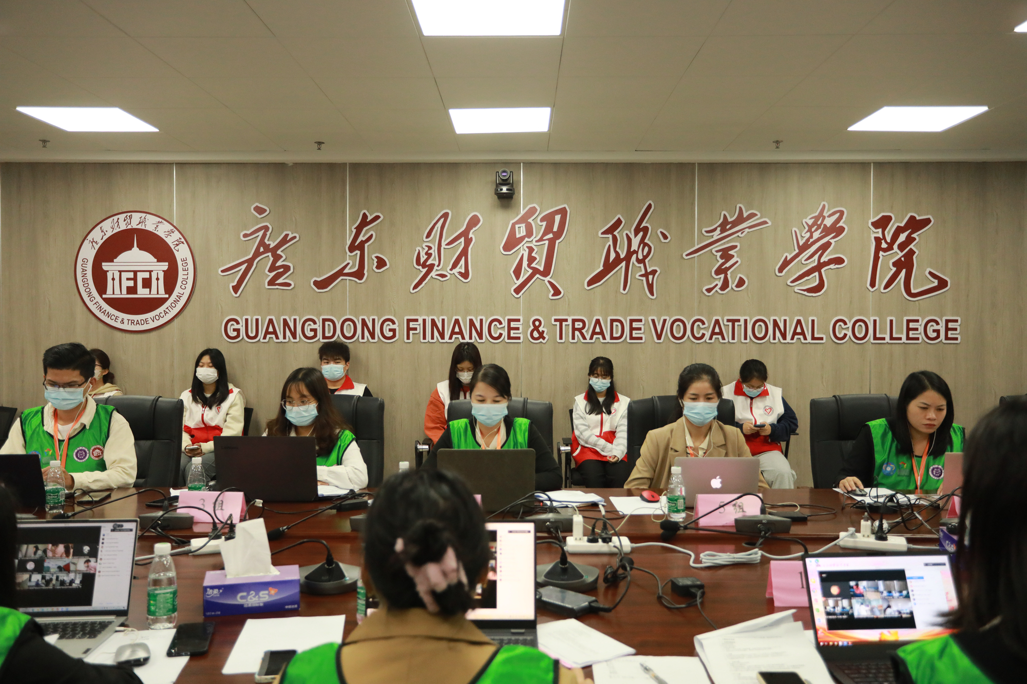 裁判正在紧张地评判