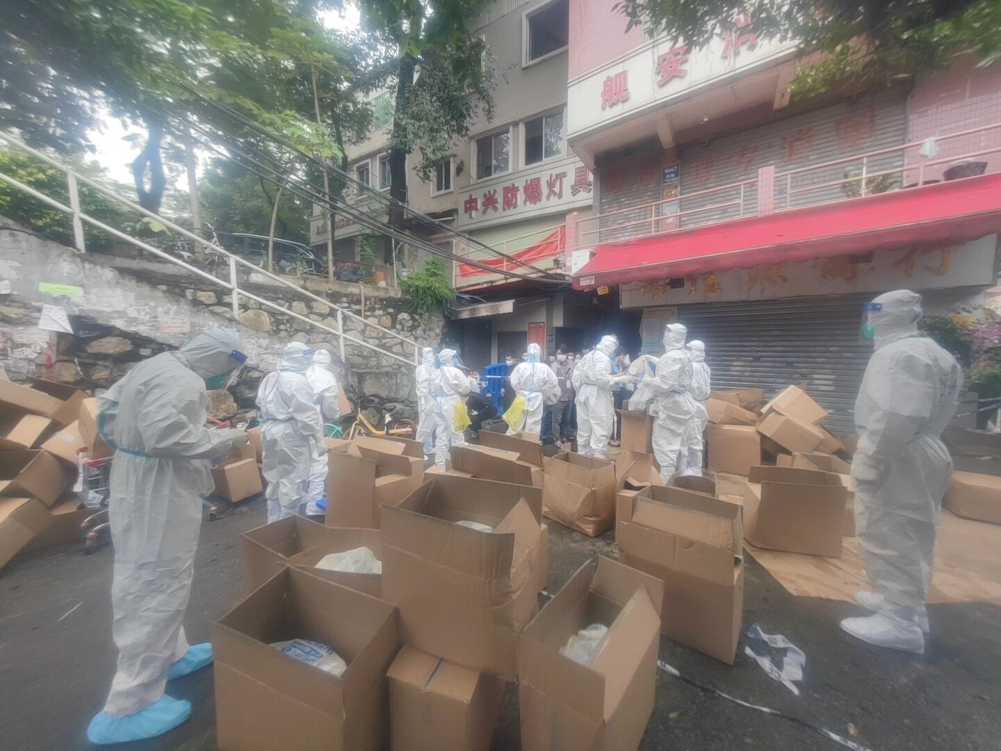 突击队冒雨搬运生活物资