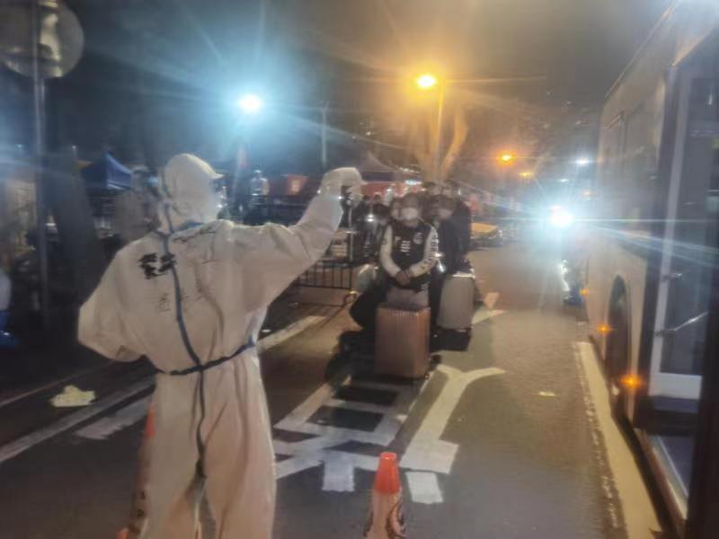 从化区支援海珠疫情防控突击队协助转运阳性居民