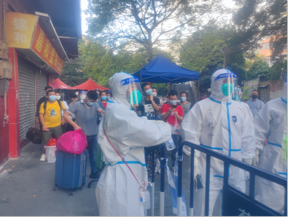 从化区支援海珠疫情防控突击队协助转运居民