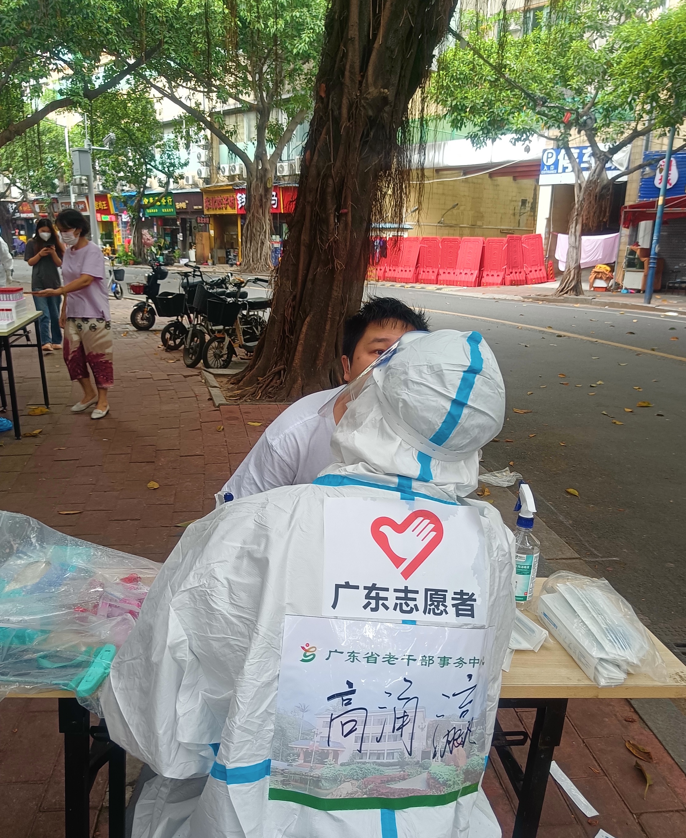 广东疫情防控专业志愿服务队（省级直属队）首批志愿者在海珠区服务