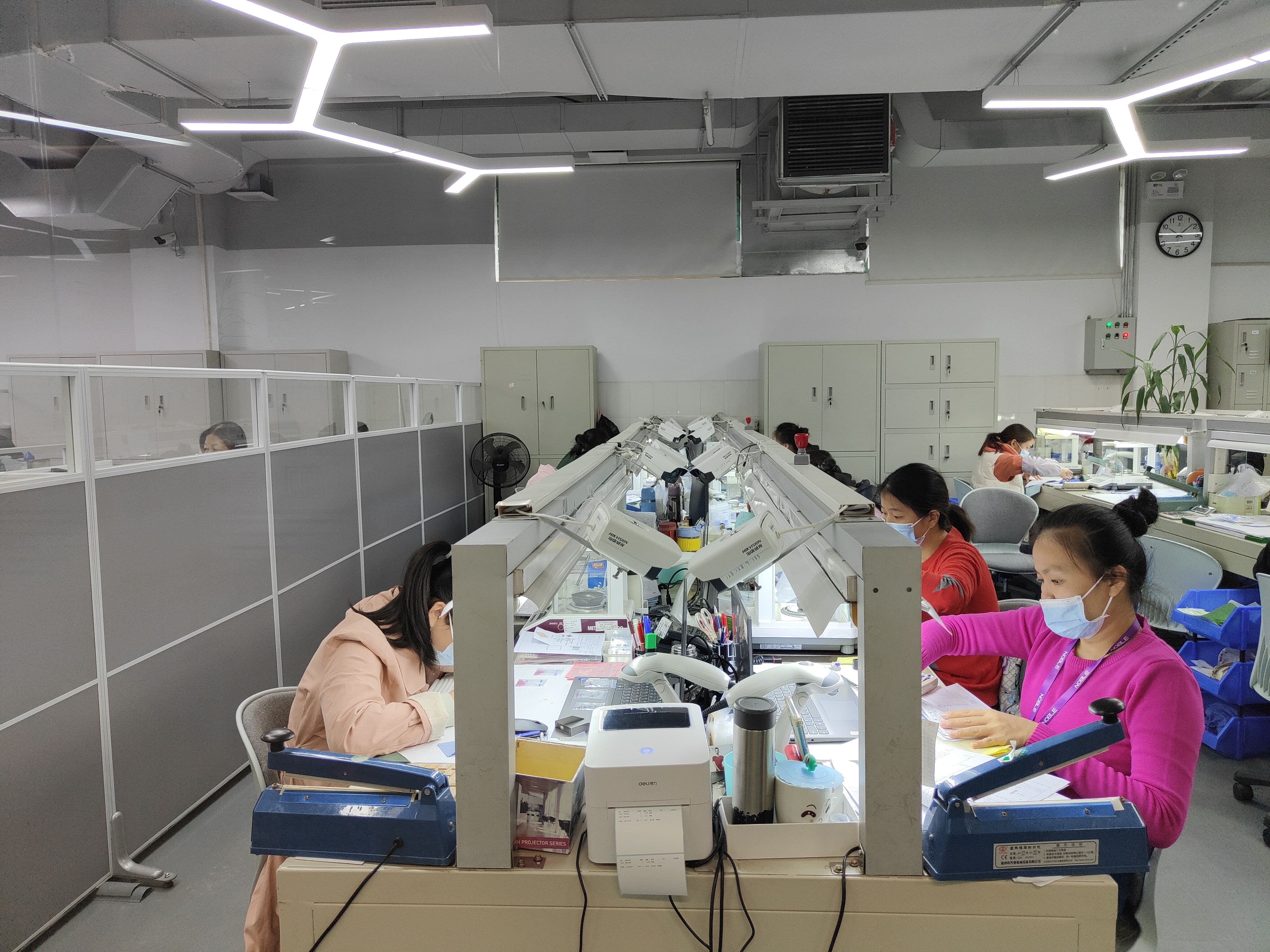 沙湾珠宝产业园一家企业的生产车间内，员工们在忙碌地工作