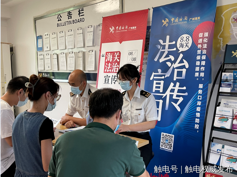 海珠海关在口岸现场向报关员宣讲最新的通关政策法规（朱玉芳摄）