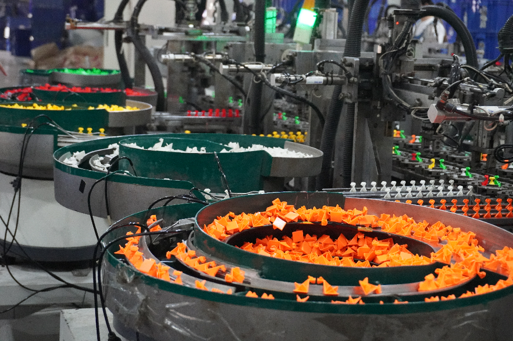 自动化生产线上，一个个小“色块”不需人工干预就能被自动组装成魔方成品。（摄：实习记者安沛欣）