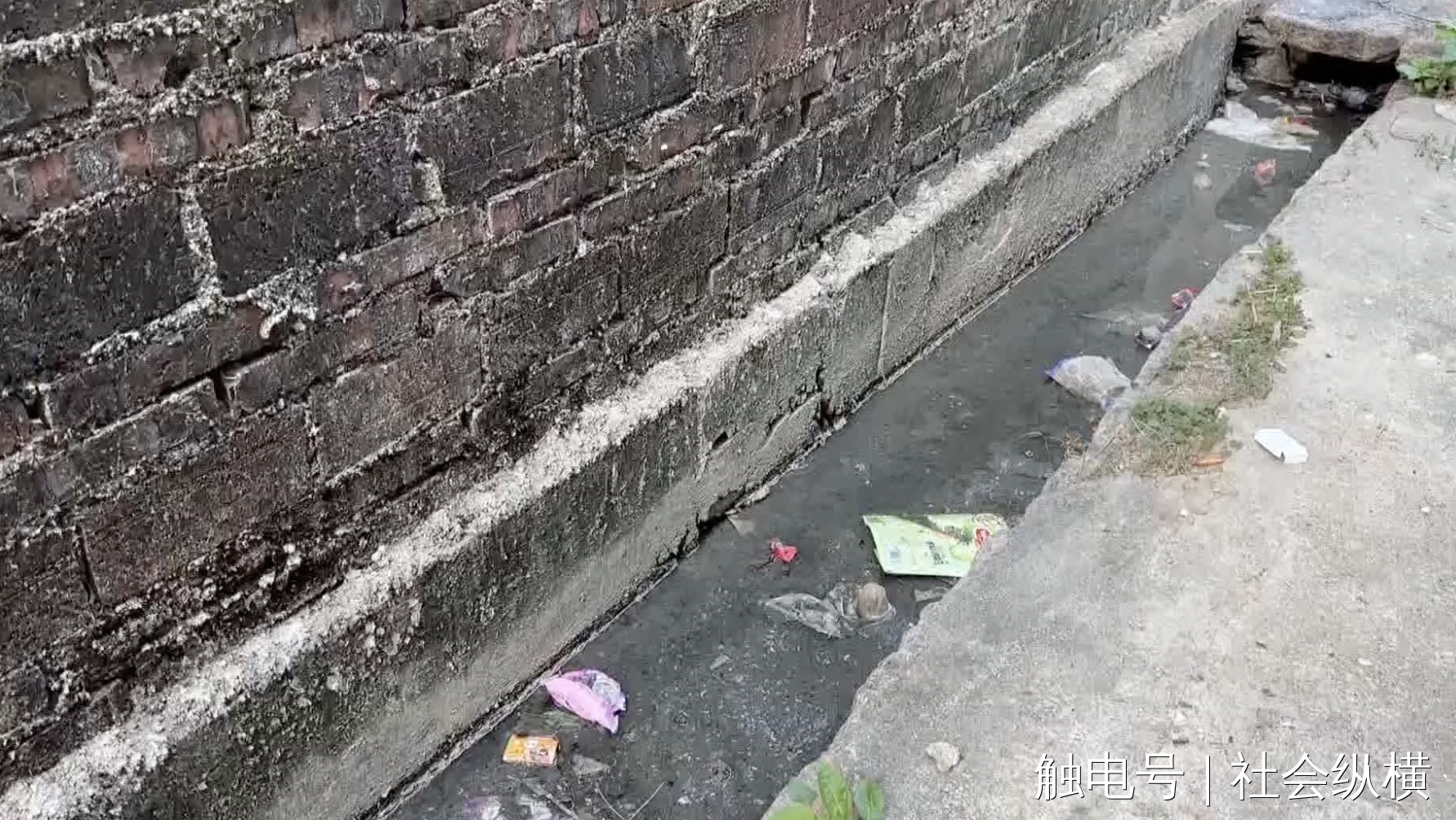 （污水填满村内的雨污管道，臭气熏天）