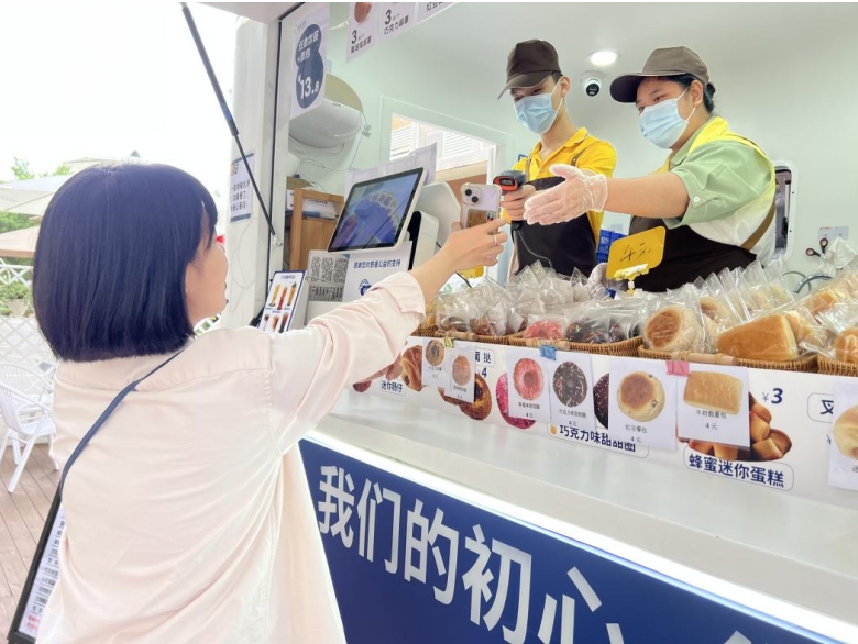图：珠海市社会福利中心为成年残障孤儿定向打造的 餐食小店近日开业