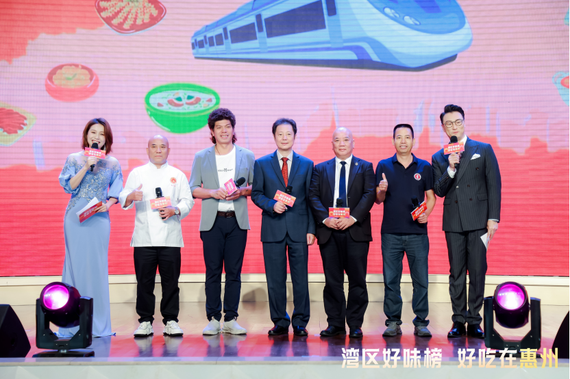 广佛莞惠肇五市餐饮界代表上台推荐各自的地道美味。