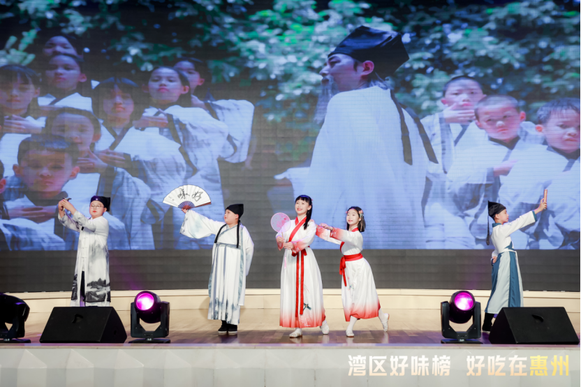 惠州广电艺术教育中心语言部的学员们现场朗诵《一馔千年》。