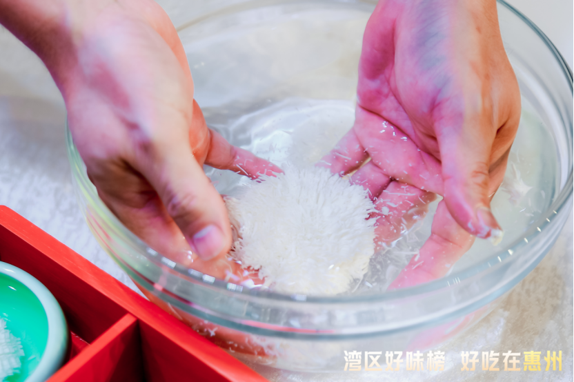 菊花豆腐刀工展示。