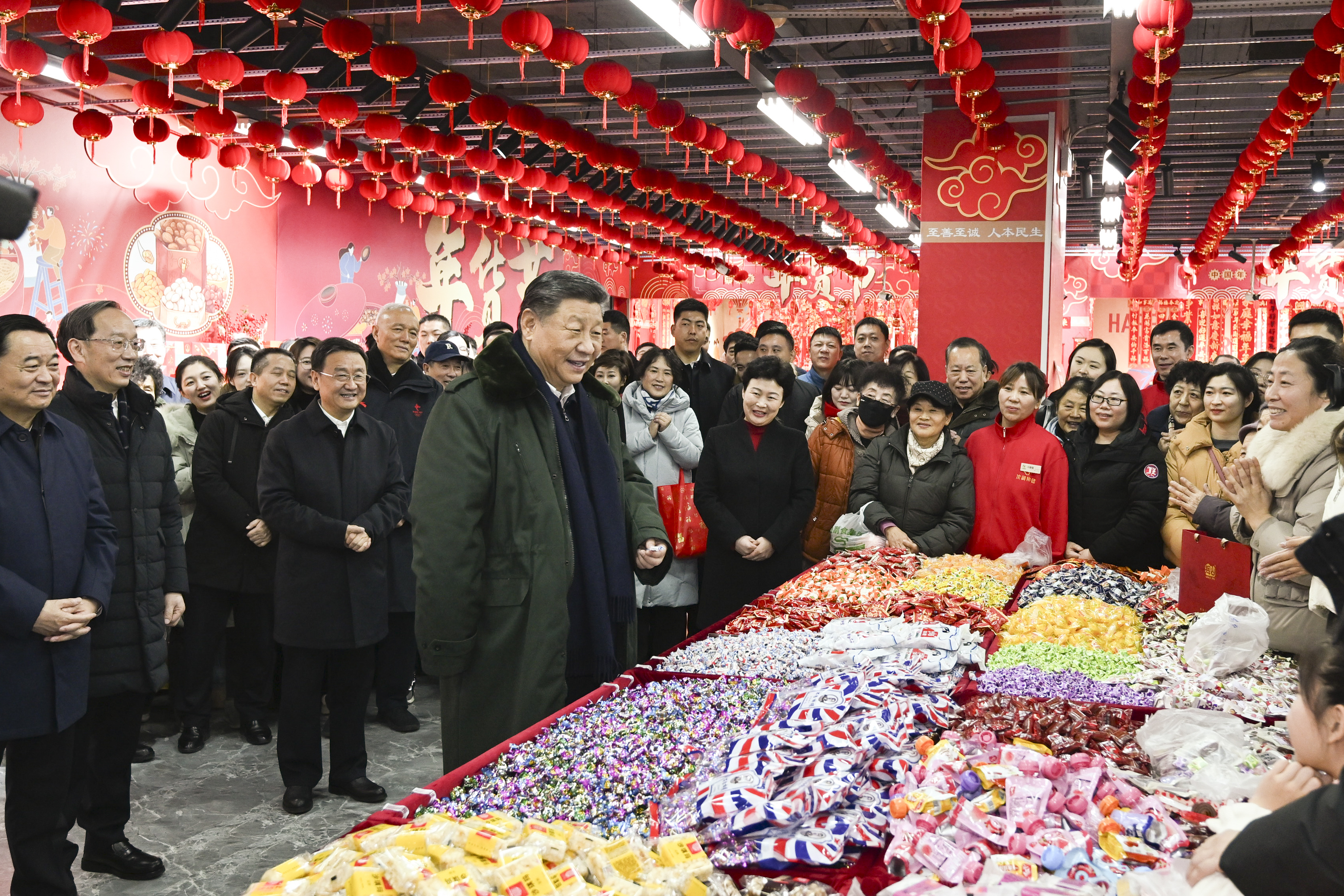 春节前夕，习近平总书记赴辽宁看望慰问基层干部群众，向全国各族人民致以美好的新春祝福，祝愿全国各族人民幸福安康，祝愿伟大祖国国泰民安、风调雨顺、繁荣昌盛。 