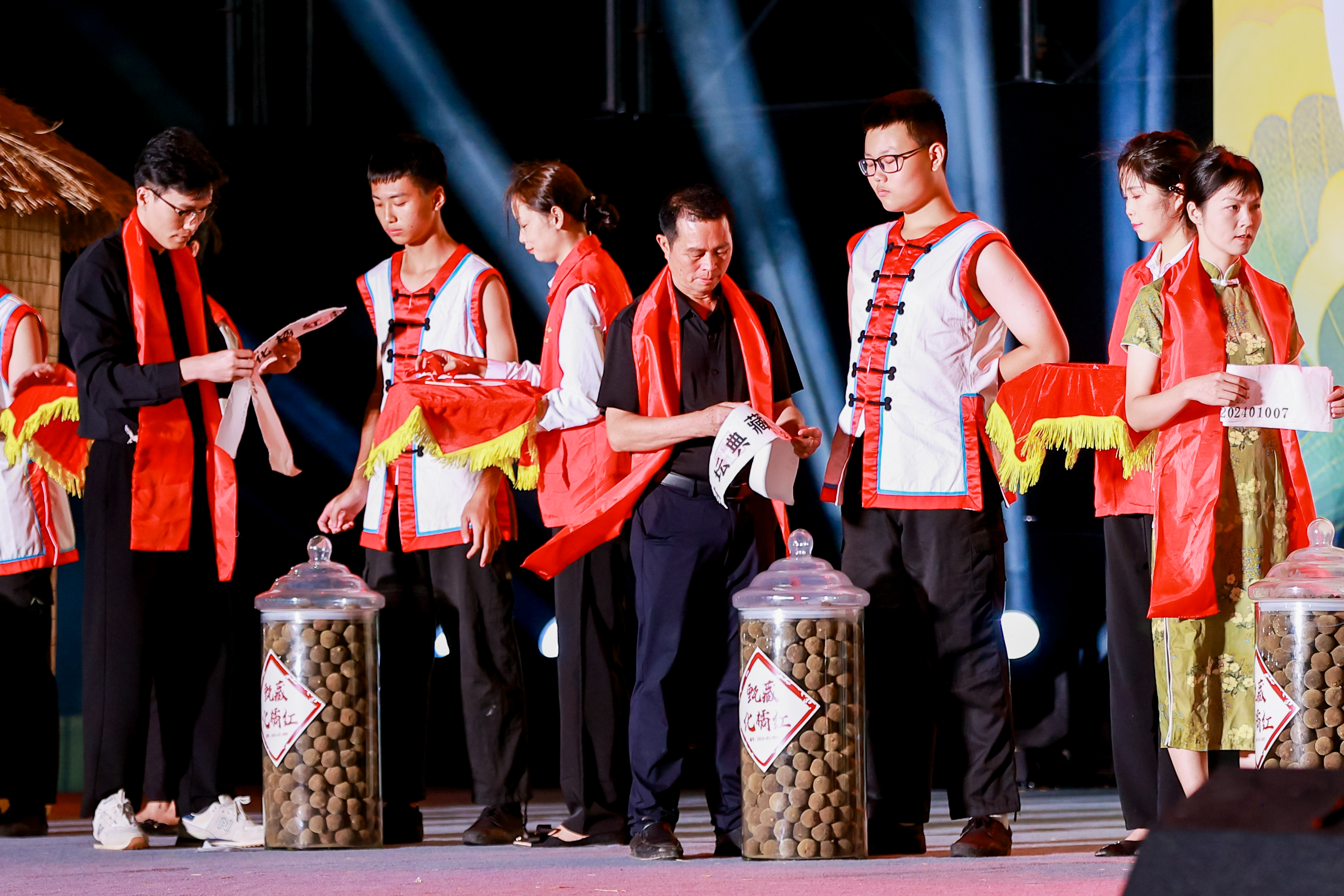 秋收时节，2024年广东省庆祝农民丰收节主会场活动上的化橘红封坛仪式承载着农产丰收的期盼