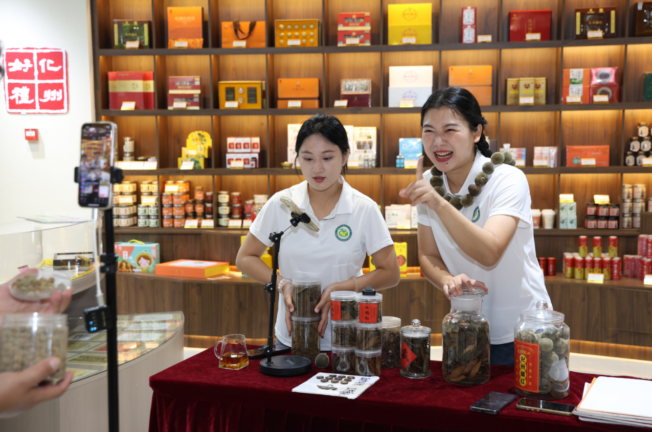 直播现场，主播正展示化橘红产品