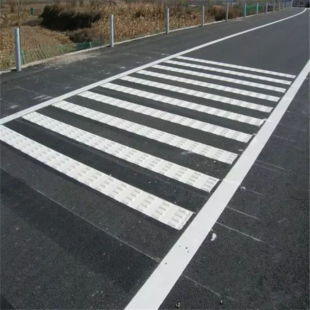 导流线主要为一个或几个根据路口地形设置的白色v形线或斜纹线区域