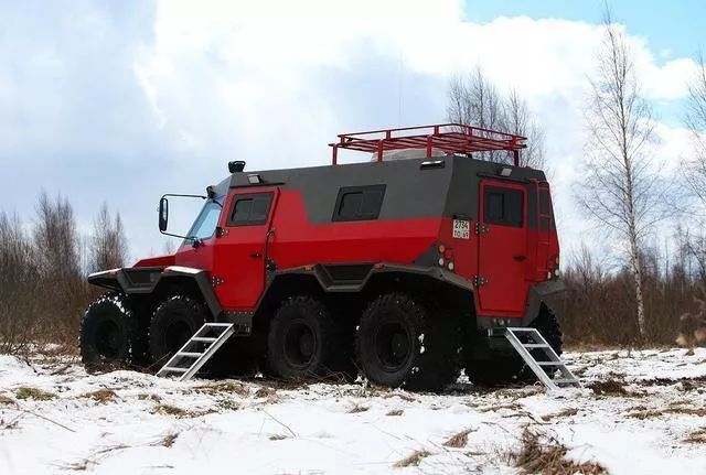 的觸底面積大,在雪山行駛時著地力強,車輛行進中完全可以形容為