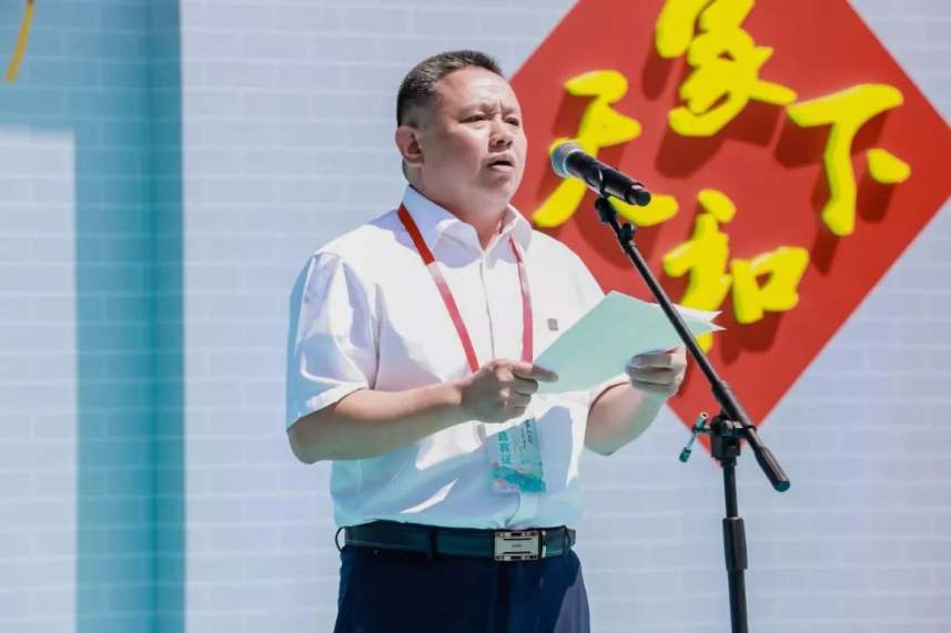 韶关市始兴县委书记黄建华在开幕式上致辞