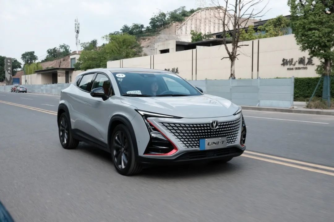 同样的动力，长安CS55 PLUS蓝鲸版与UNI-T该怎么选？