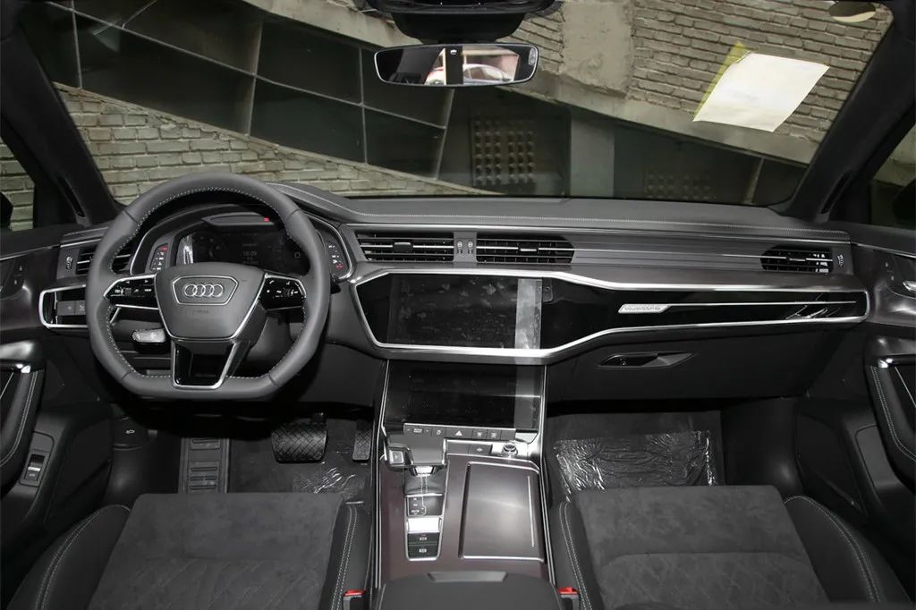 轴距都超3米，配置奢华，红旗H9与奥迪A6L怎么选？