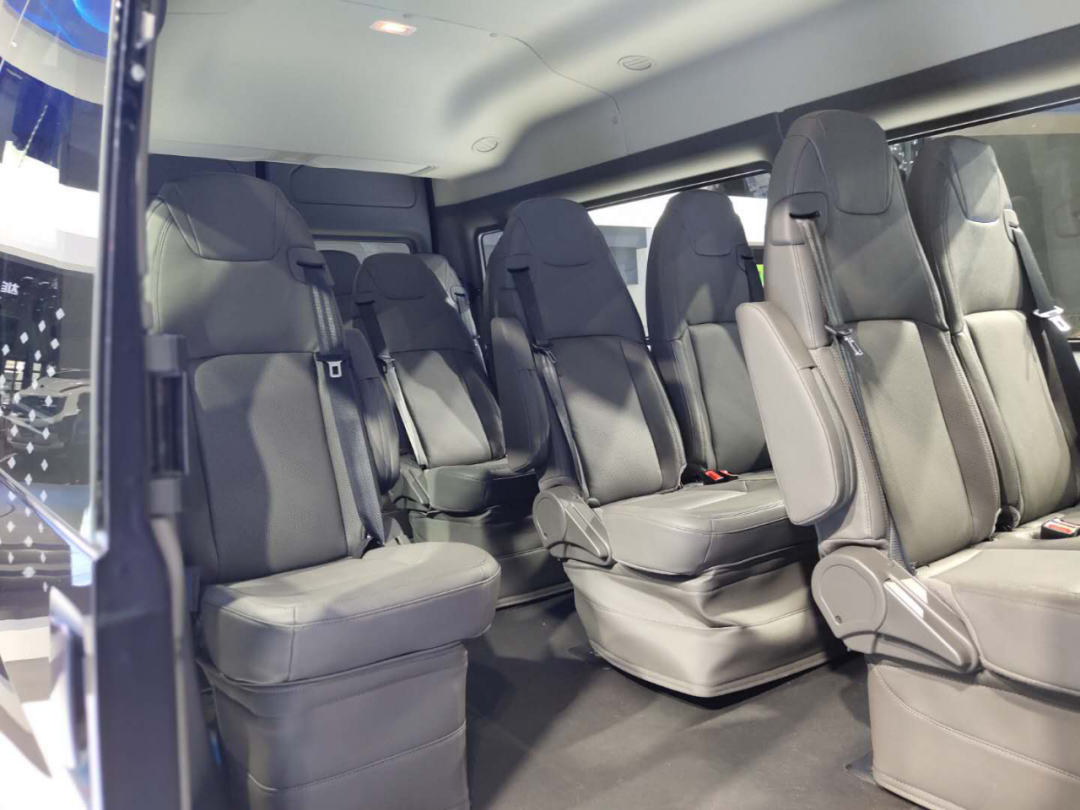 预售16.88万起，北京车展的“一枝独秀”，江铃福特全顺Pro全球首发！