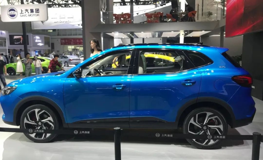 8万潮跑MG5、旗舰SUV MG领航齐登场，MG展台为何受到年轻人簇拥？