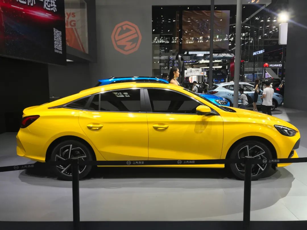 8万潮跑MG5、旗舰SUV MG领航齐登场，MG展台为何受到年轻人簇拥？