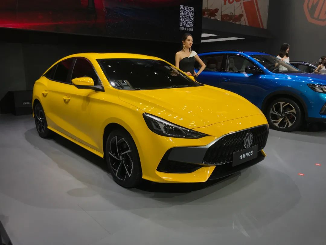 8万潮跑MG5、旗舰SUV MG领航齐登场，MG展台为何受到年轻人簇拥？