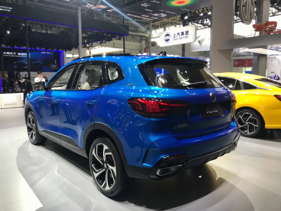 8万潮跑MG5、旗舰SUV MG领航齐登场，MG展台为何受到年轻人簇拥？