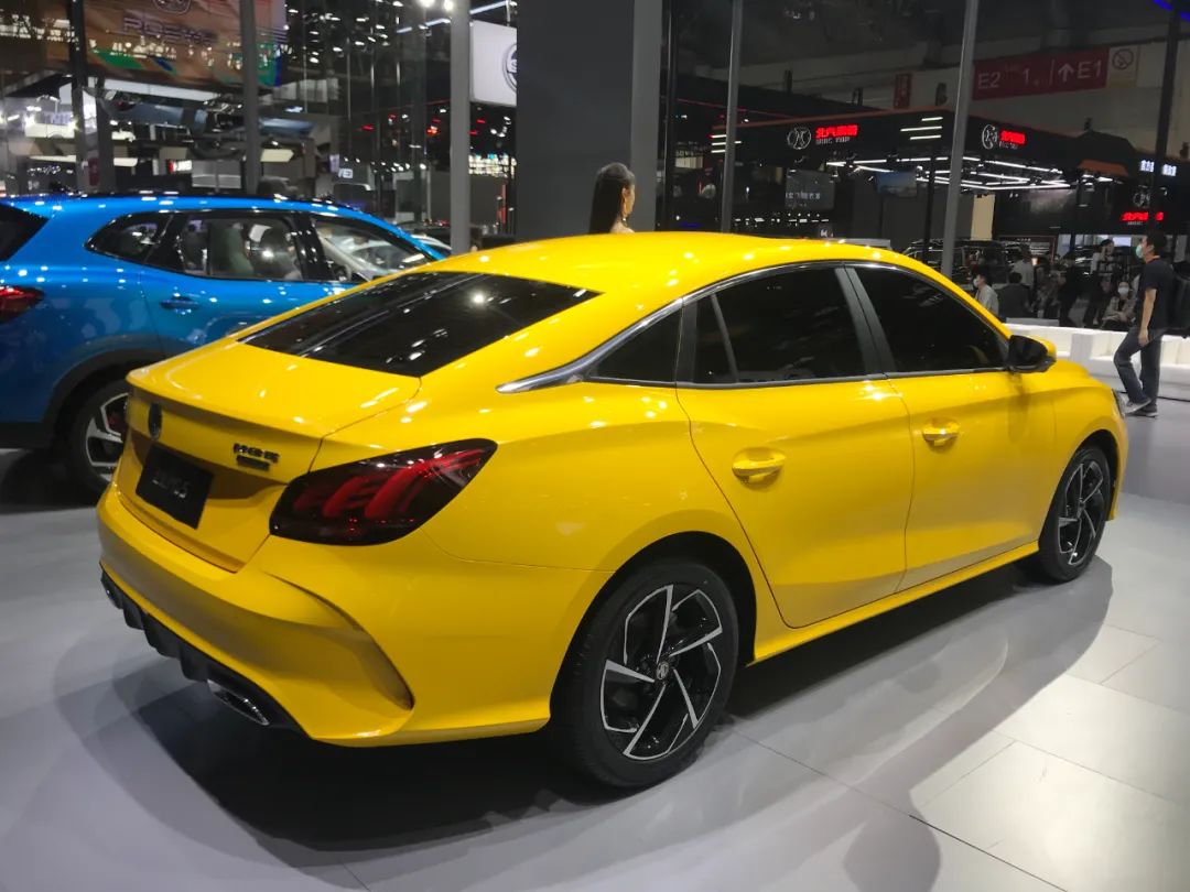 8万潮跑MG5、旗舰SUV MG领航齐登场，MG展台为何受到年轻人簇拥？