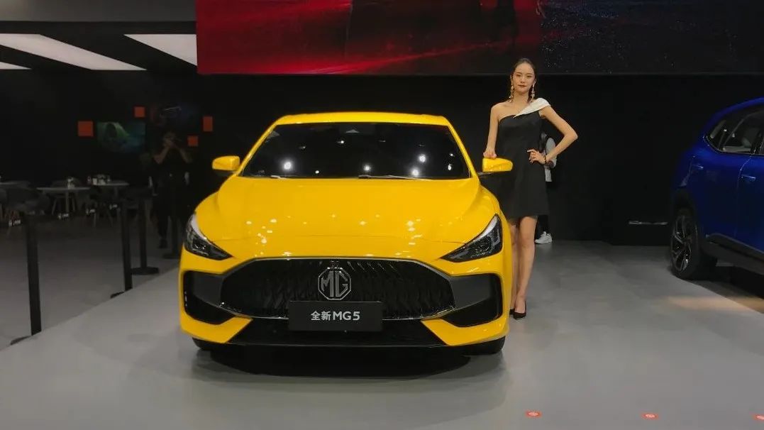 8万潮跑MG5、旗舰SUV MG领航齐登场，MG展台为何受到年轻人簇拥？