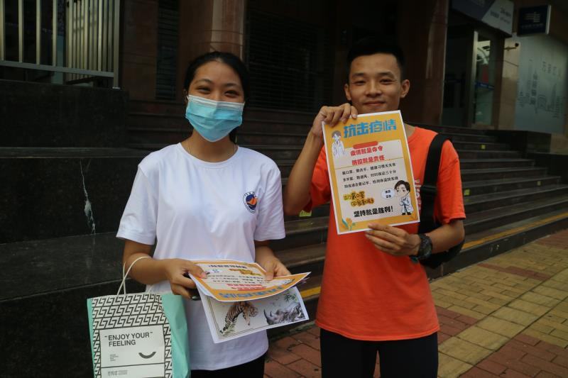 三下乡学子派发抗击疫疫情传单