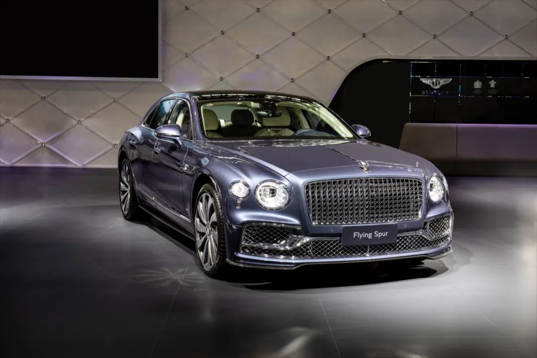 全新欧陆GT Mulliner敞篷版领衔，宾利在广州车展上有多耀眼？