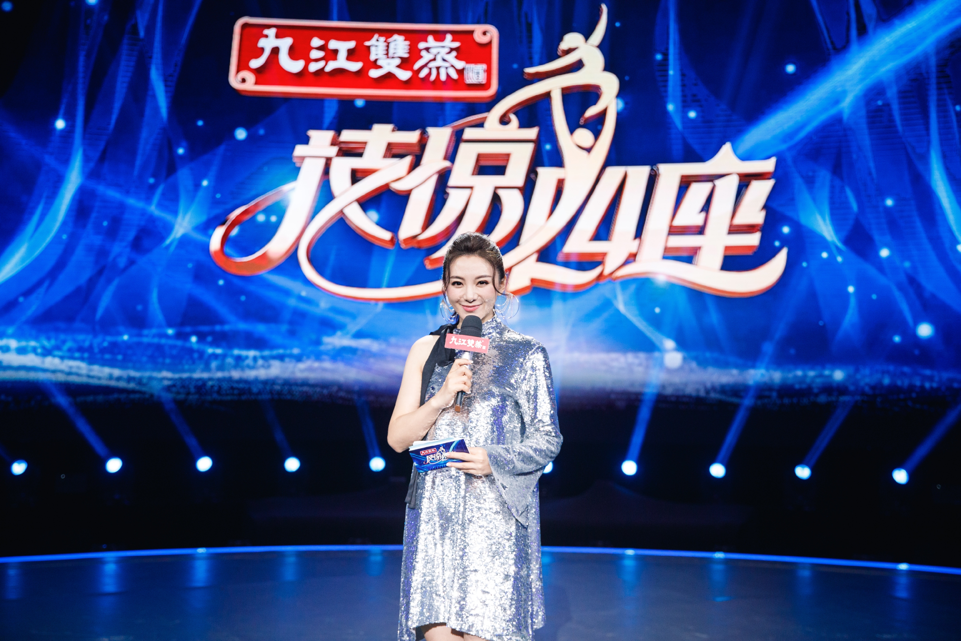 广东卫视知名主持人李佳,拥有多年丰富的综艺主持经验,本次担任《技惊