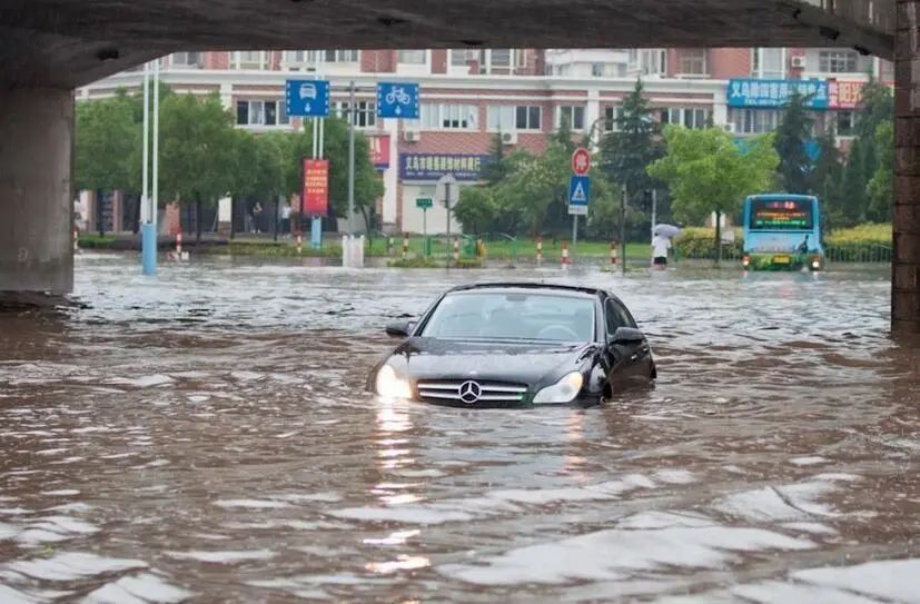 水淹车不到一半只修不赔？掌握这些用车技巧，再也不怕雷雨天开车