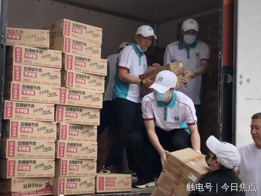 图说：王一博和韩红在卸载救灾物资（图/张蓉）