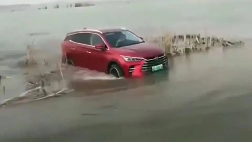 强降雨天气致涉水安全问题频发，纯电动车竟然比燃油车更有优势？