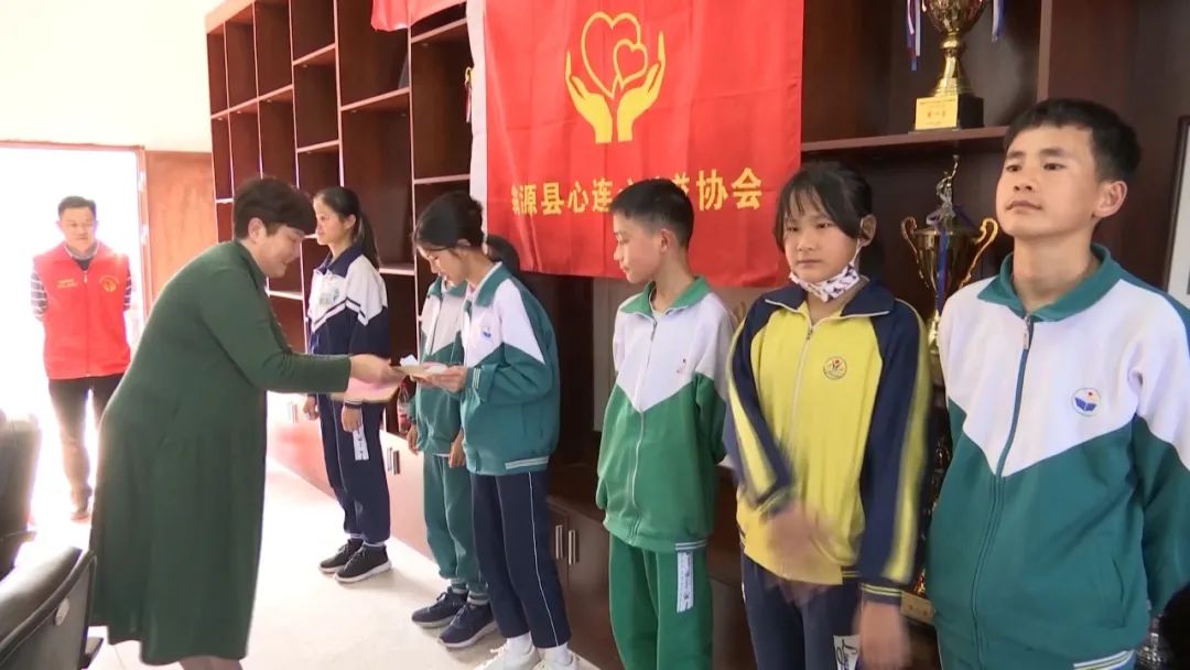 资助人许龙江我是翁源中学毕业的,从小就喝着滃江水长大.