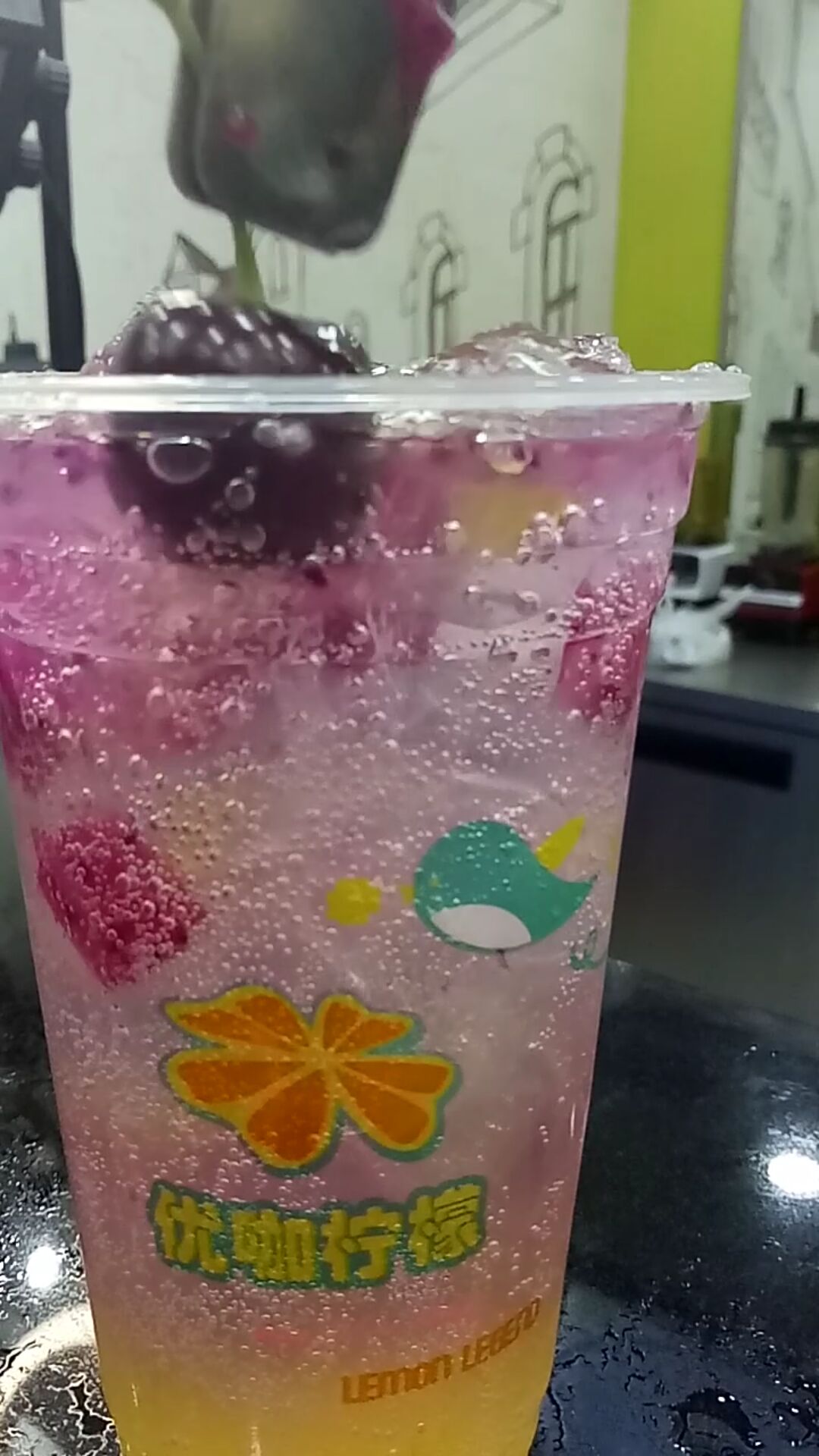 一杯烈火如歌冷饮,做给你爱的人,只需要柠檬和火龙果即可