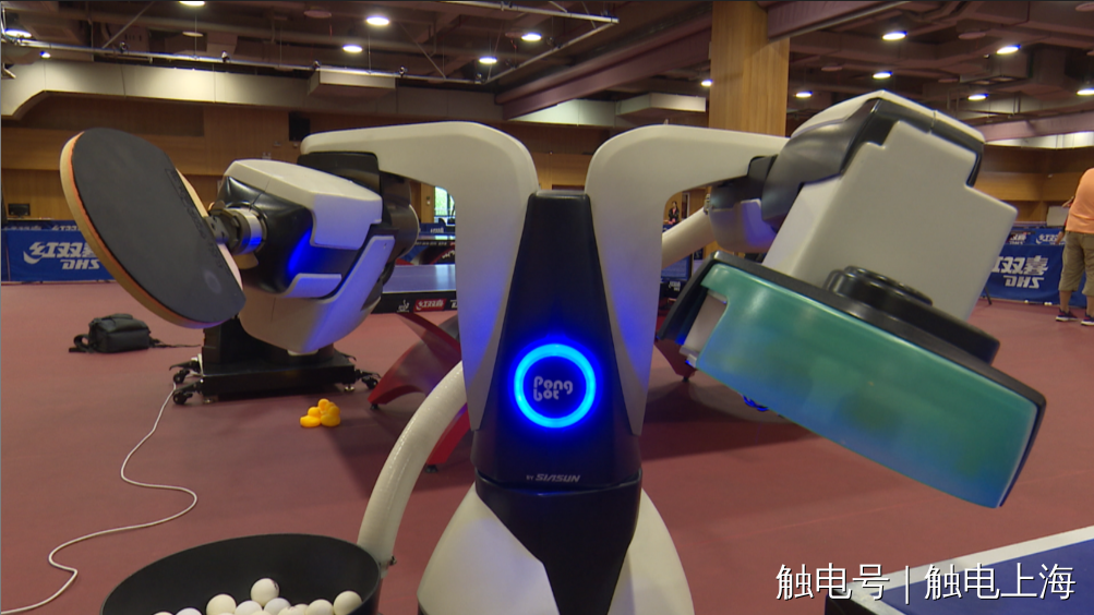 广东广播电视台 全球首台人工智能乒乓球发球机诞生 已投入日常训练上海体育大学