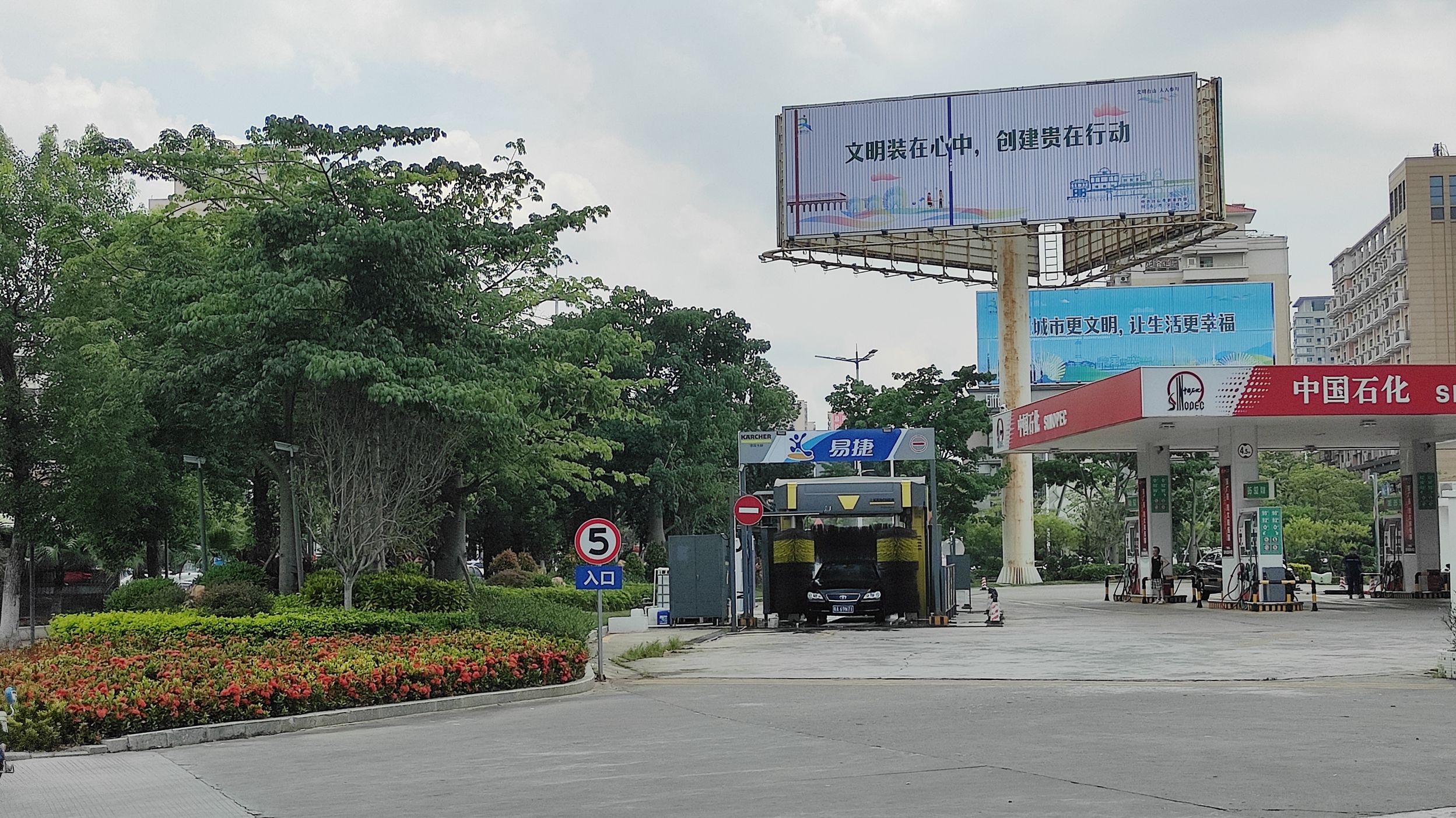 高速路口以及广海路口,中环广场等地,有的设在交通大型转盘的广告灯柱