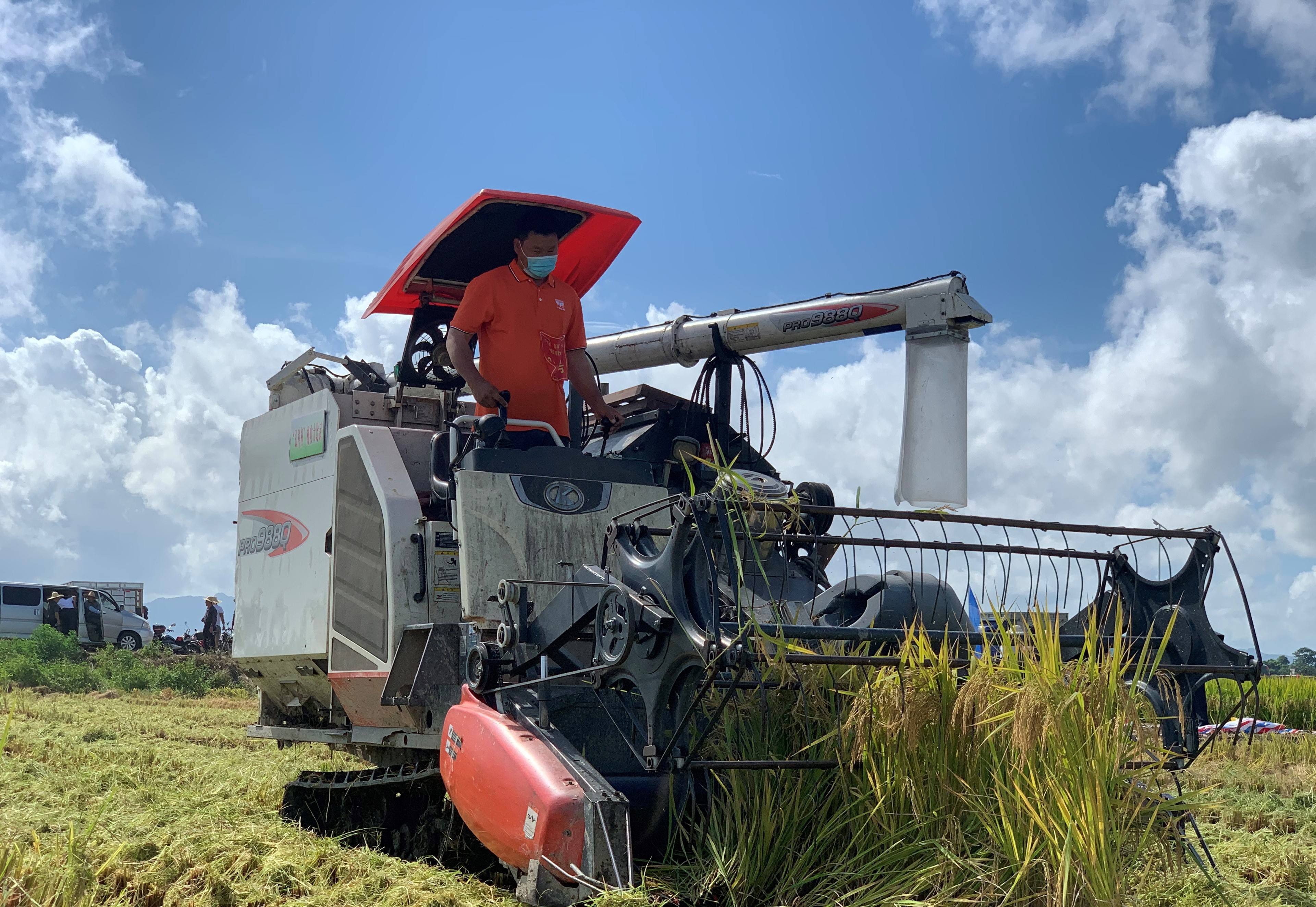 广东省弘科杯水稻机收减损技能大比武在我市举行