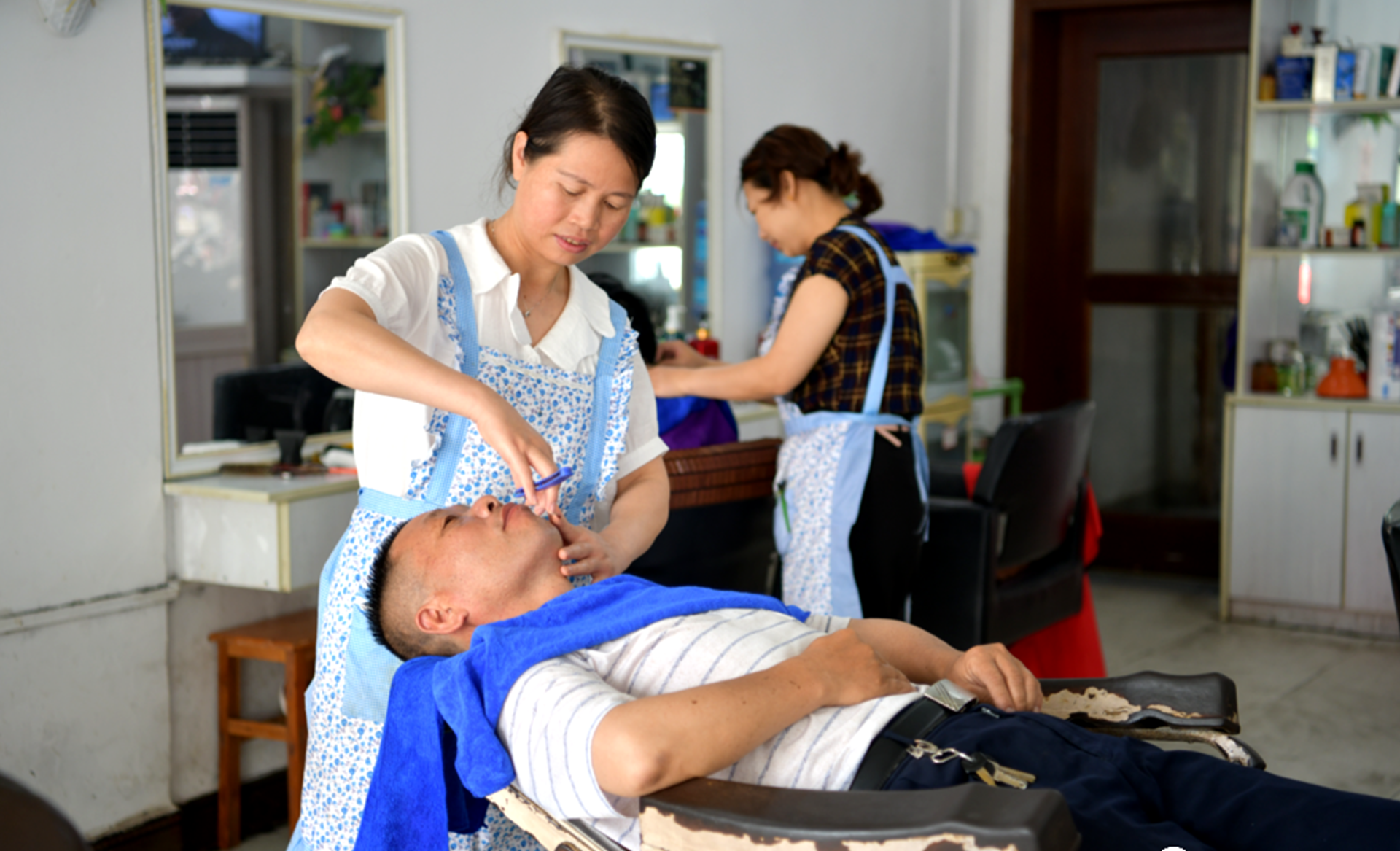 王咏梅坦言,老式理发店与现在美发最大的区别便是刮脸,这门在过去理发