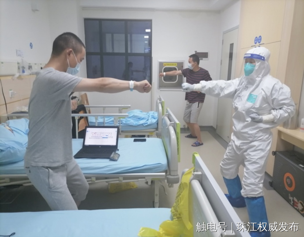  在病房带患者练习八段锦