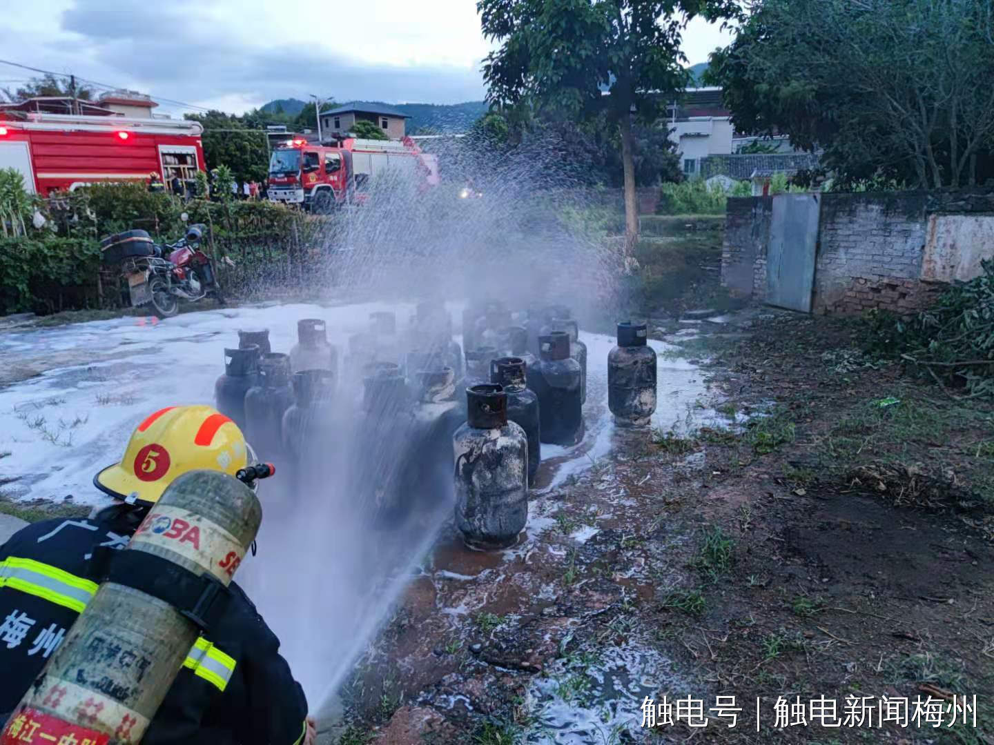 梅州:老房子突发大火,屋里有34个煤气瓶