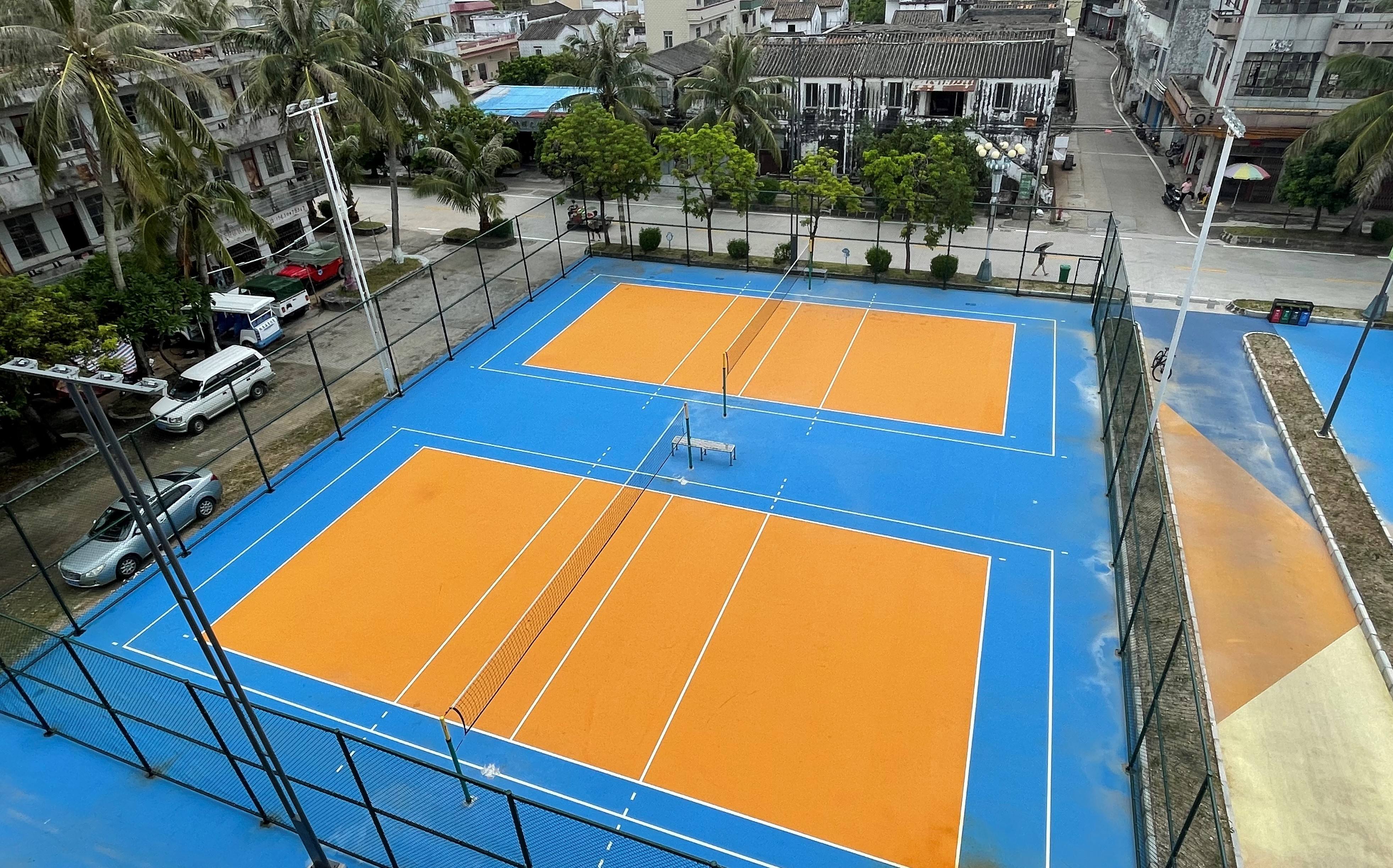 一新,重新铺设了橡胶地面,建成两个标准排球场和一个篮球场及休憩空间