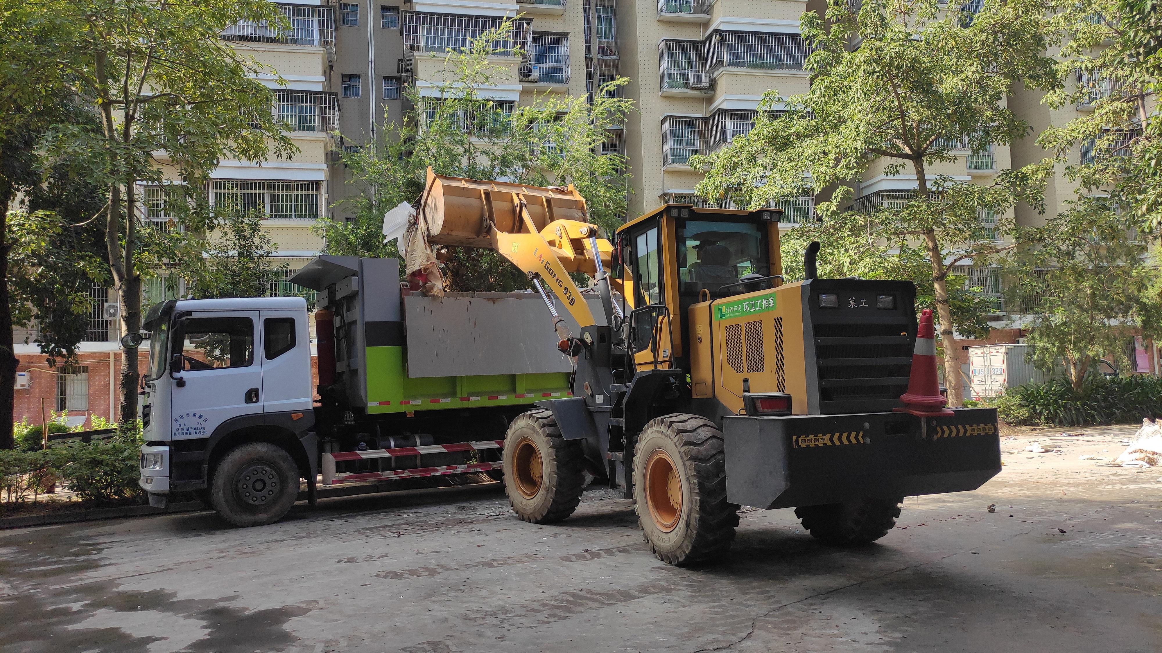 环卫工人勇担城市垃圾搬运工