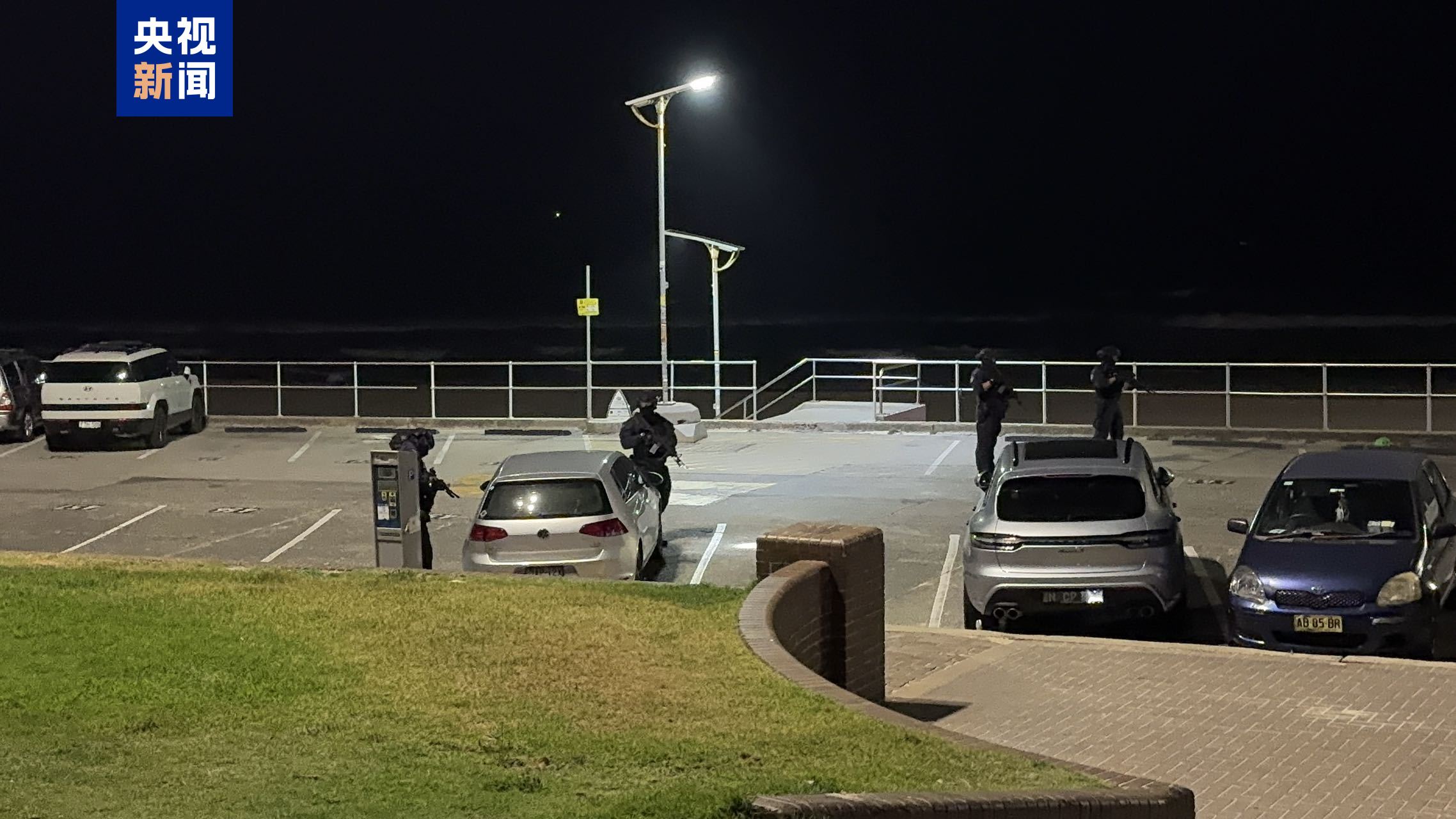 澳大利亚邦迪海滩枪击事件已致12人死亡被定为恐怖袭击